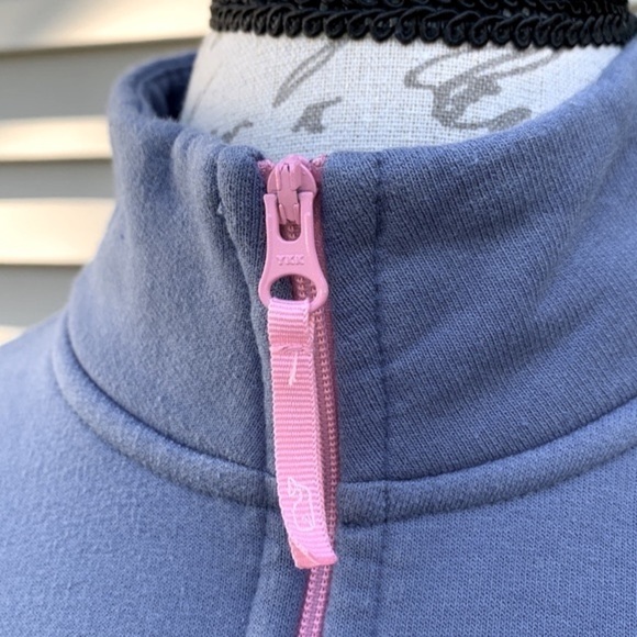 VINEYARD Vines Women's Contrast Graphic 1/4 Zip Sweatshirt in Periwinkle Blue - Picture 4 of 16